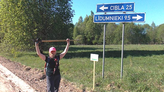 Maiga Liepiņa ir sirsnīga 80gadīga kundze no Salacgrīvas, kura Latvijas simtgades gadā līdz 18.novembrim apņēmusies gar robežu apiet visu Latviju. 